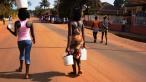 Matka s dcérou v uliciach Bissau