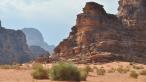 Wadi Rum mnohé kopce pripomínajú roztečený vosk