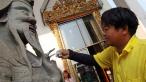Oprava sochy pred Velkym Budhom, Bangkok, Thajsko