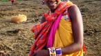 typicka Masajska zena v pozadi tradicne chatrce